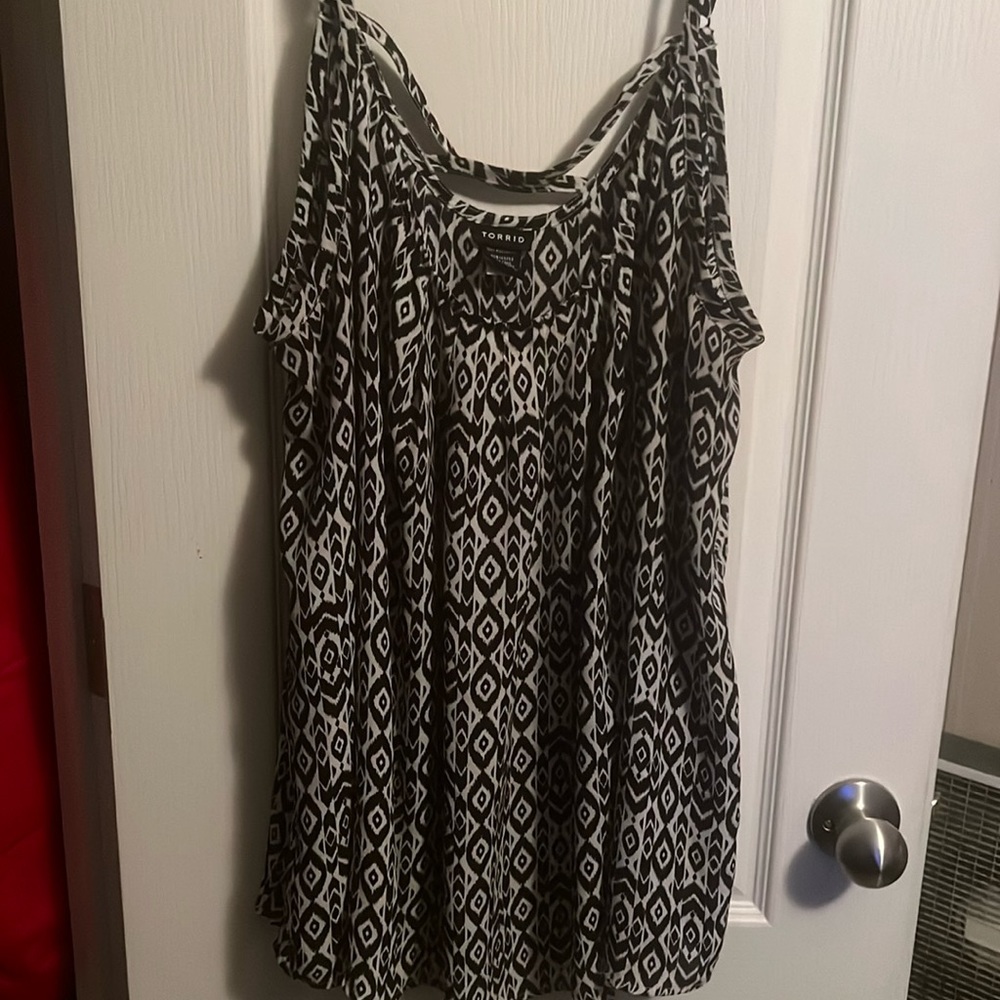 Torrid black and white chiffon cami